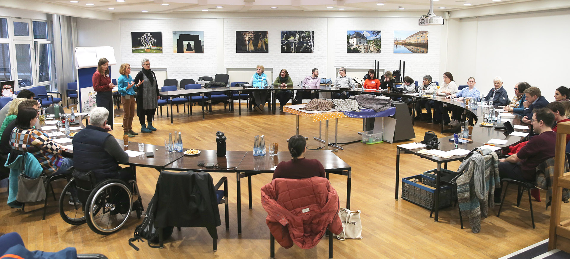 Netzwerktreffen im Ratssaal der Stadt Wiehl. Menschen sitzen kreisförmig an Tischen und diskutieren.