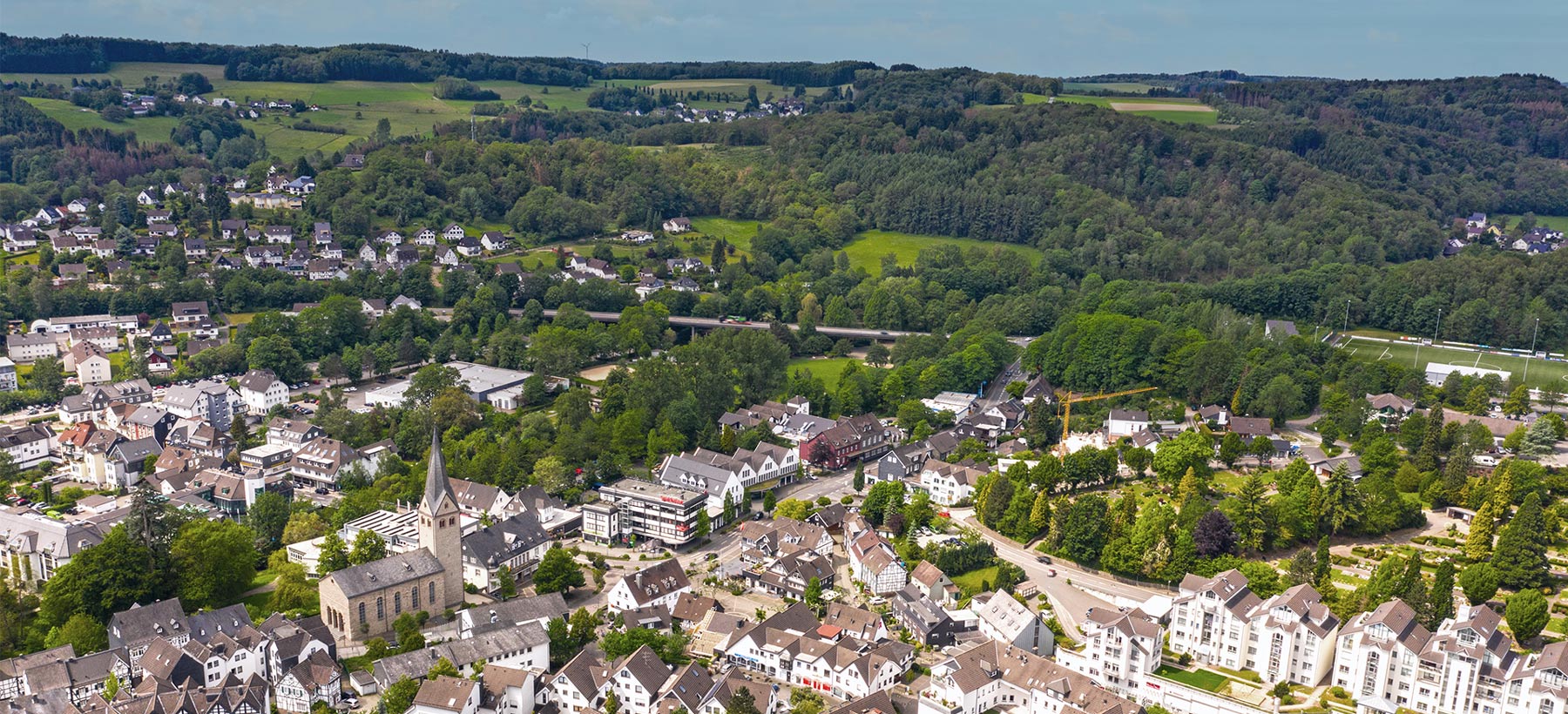 Luftaufnahme der Stadt Wiehl aus der Vogelperspektive.