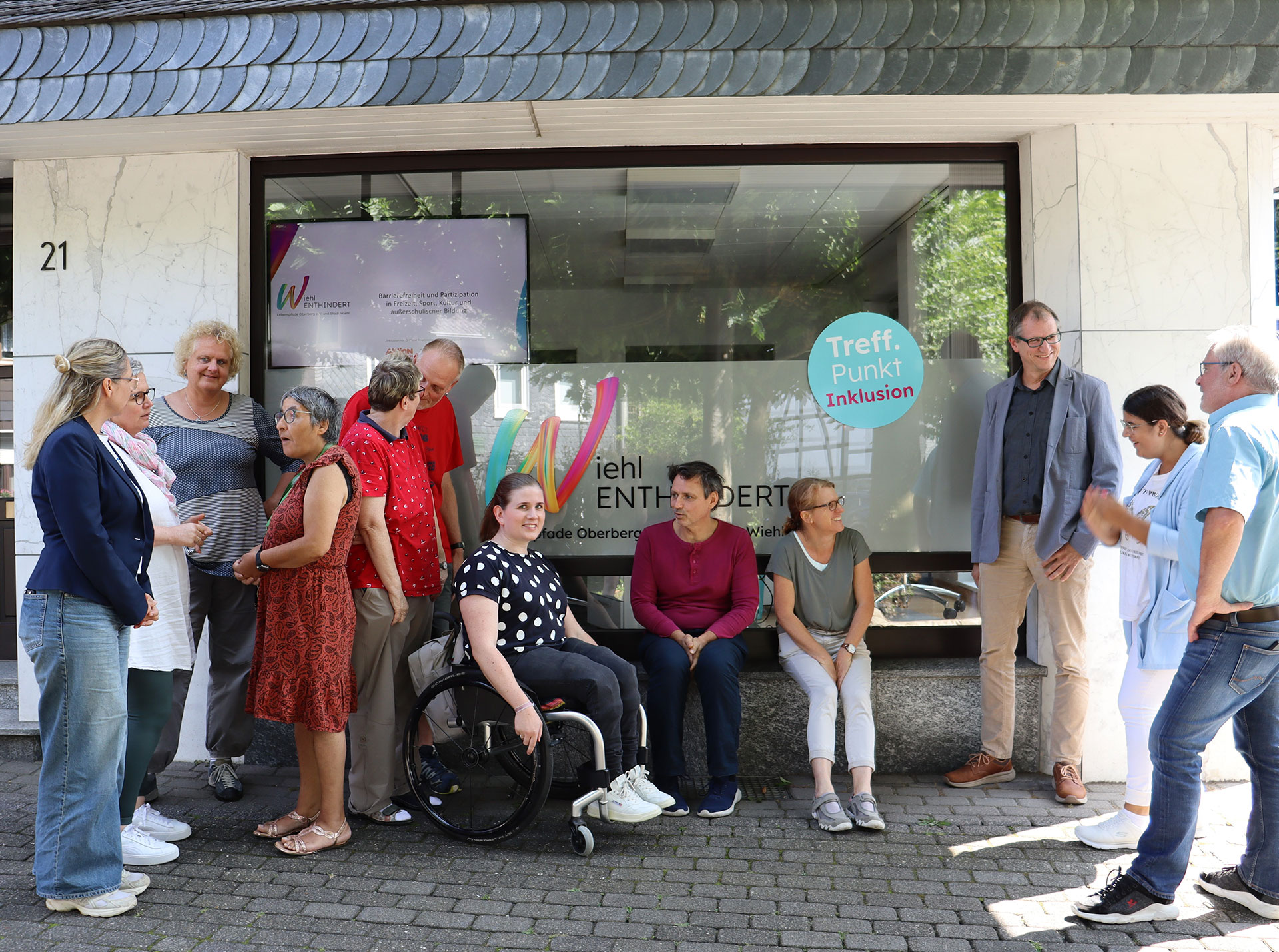 Das Bild zeigt die Teilnehmenden des Netzwerks Wiehl enthindert vor dem Projektbüro.