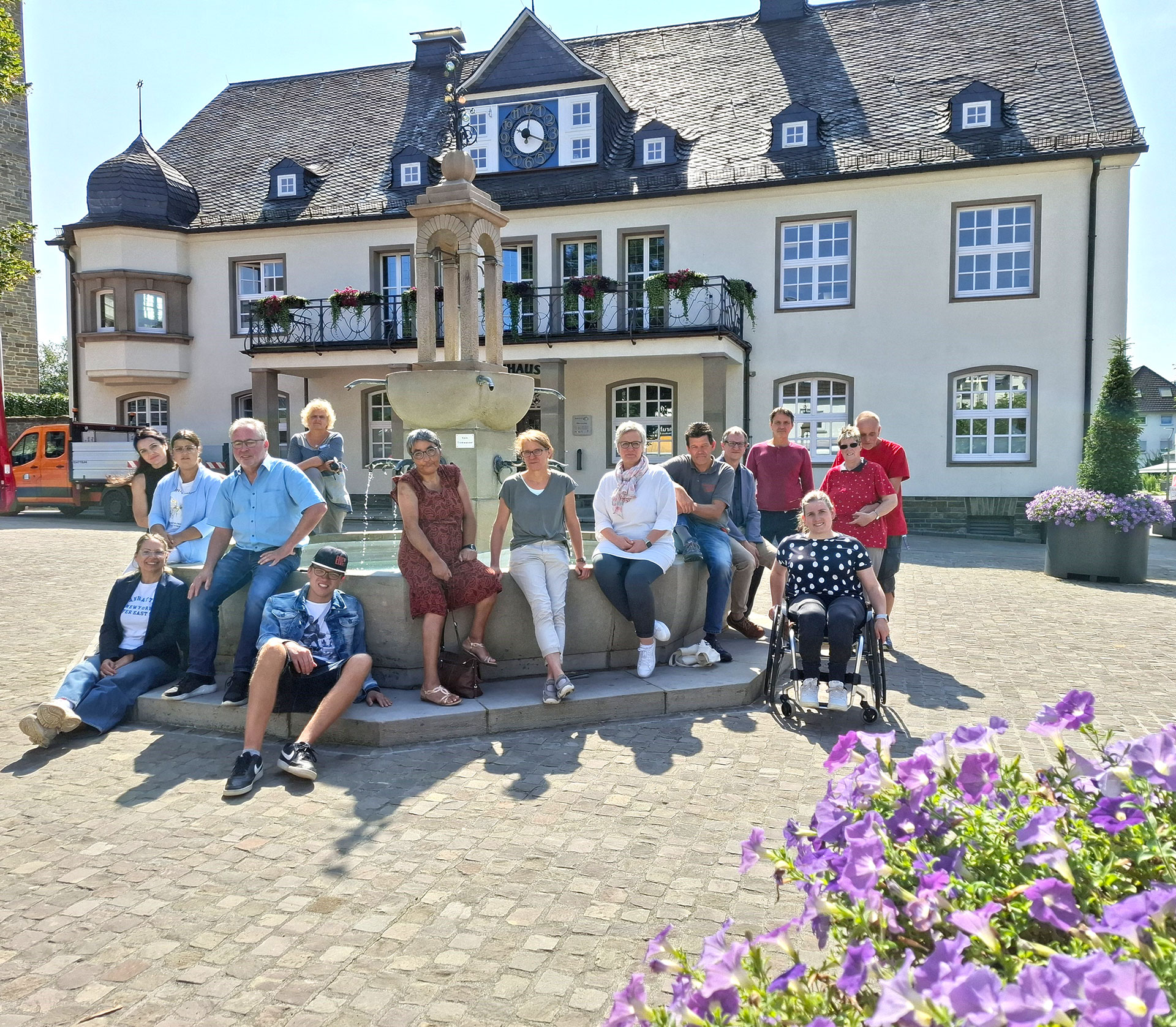 Das Bild zeigt Teilnehmende aus dem Netzwerk Wiehl enthindert vor dem Brunnen des Rathauses in Wiehl.