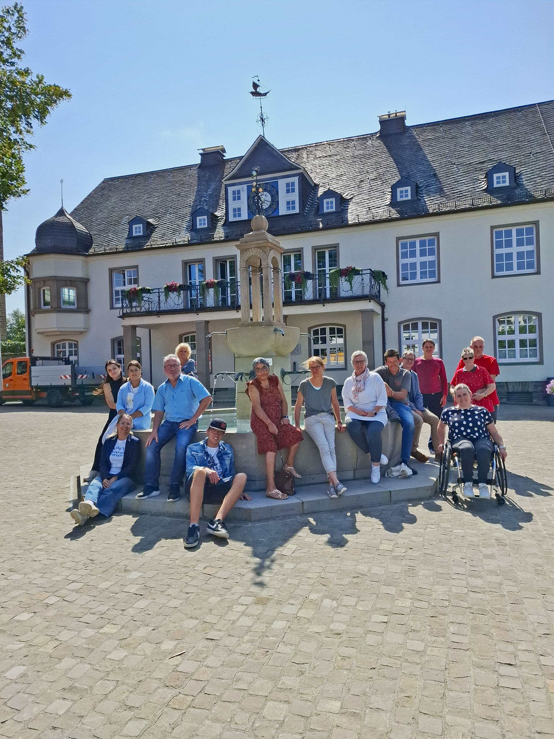 Das Bild zeigt Teilnehmende aus dem Netzwerk Wiehl enthindert vor dem Brunnen des Rathauses in Wiehl.