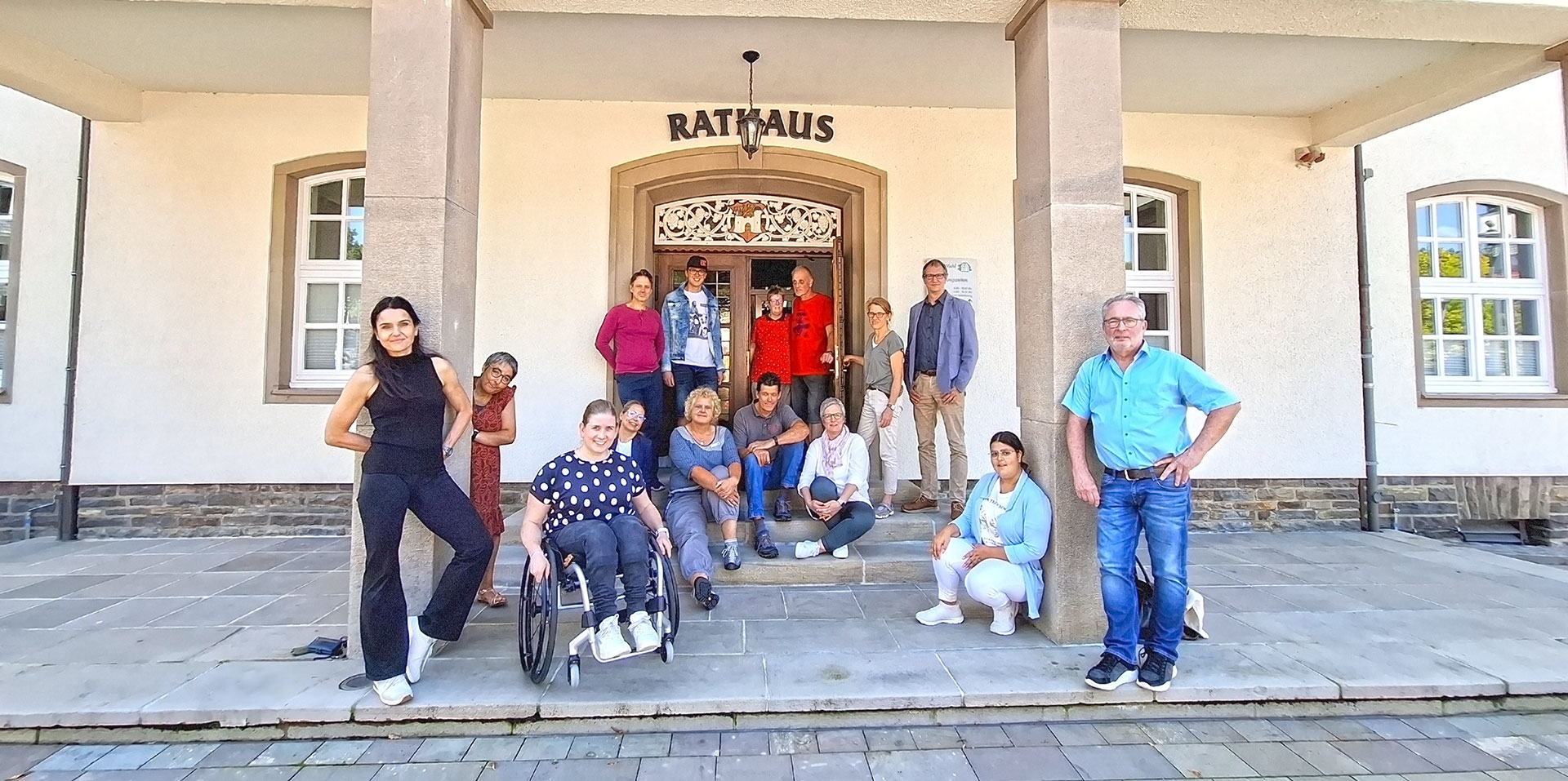 Das Bild zeigt die Teilnehmenden des Netzwerks Wiehl enthindert vor dem Altbau des Rathauses in Wiehl.