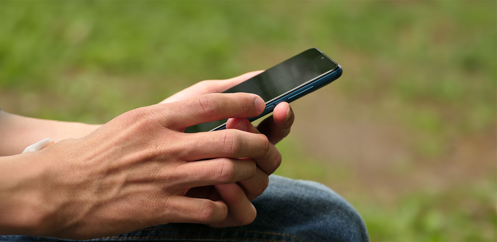 Hände, die ein Smartphone halten