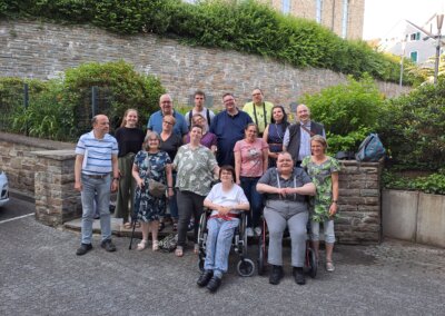 Eine Gruppe von Menschen posiert für ein Foto.