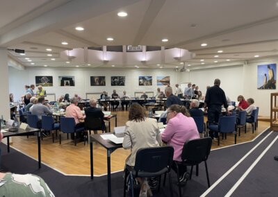 Eine Gruppe von Menschen in einem Raum.