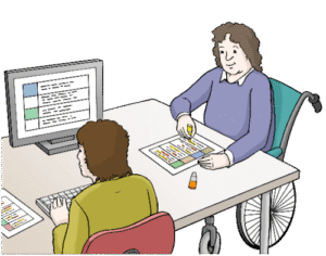 Zwei Personen arbeiten an einem Schreibtisch; die eine tippt am Computer, während die andere, im Rollstuhl sitzend, mit einem Klebestift eine bunte Karte auf Papier erstellt.