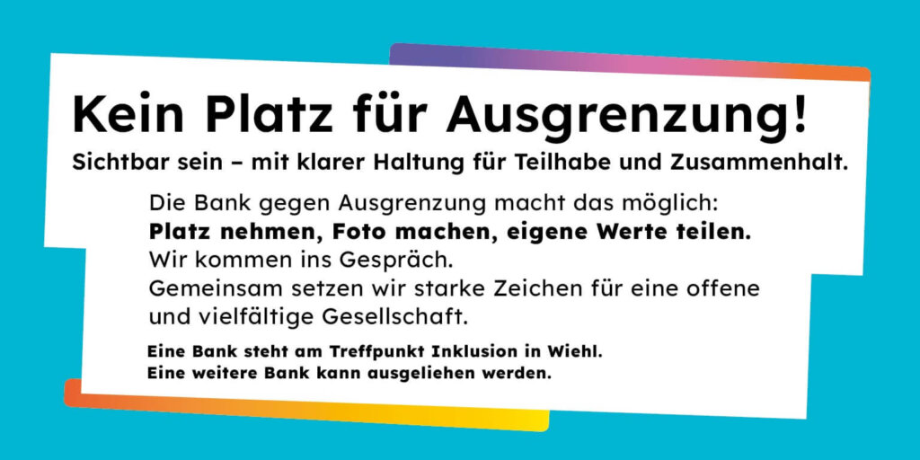 Banner mit der Botschaft Kein Platz für Ausgrenzung!, die für Inklusion, Partizipation und Dialog wirbt und Menschen dazu einlädt, sich an einer speziellen Bank zu treffen, Fotos zu machen und ihre Werte mitzuteilen.