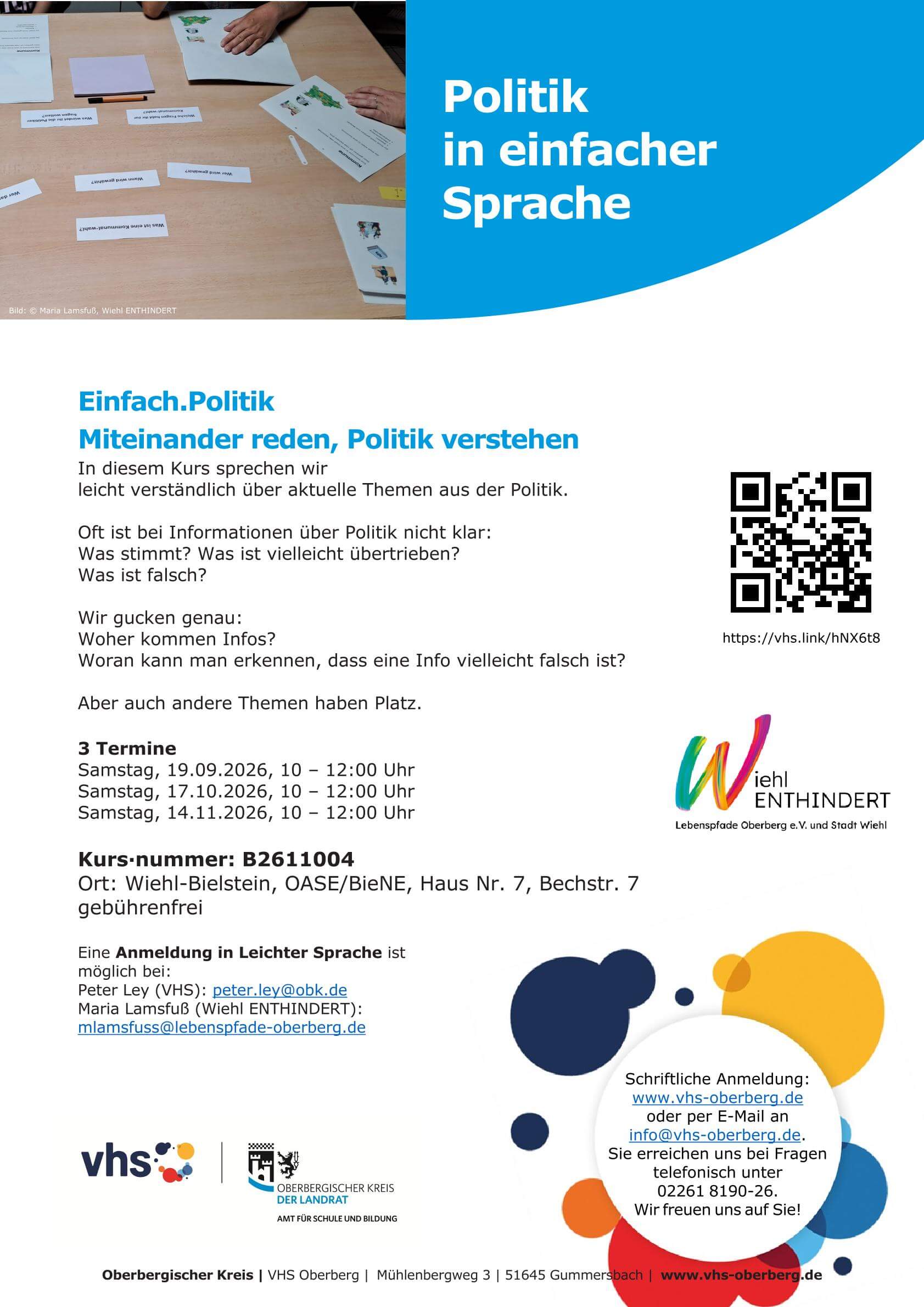 Flyer für einen Kurs zum Thema Politik in einfacher Sprache, mit Kursdetails, Terminen, Veranstaltungsort, Kontaktdaten, QR-Code und Logos auf weißem Hintergrund mit orangefarbenen und blauen Akzenten.