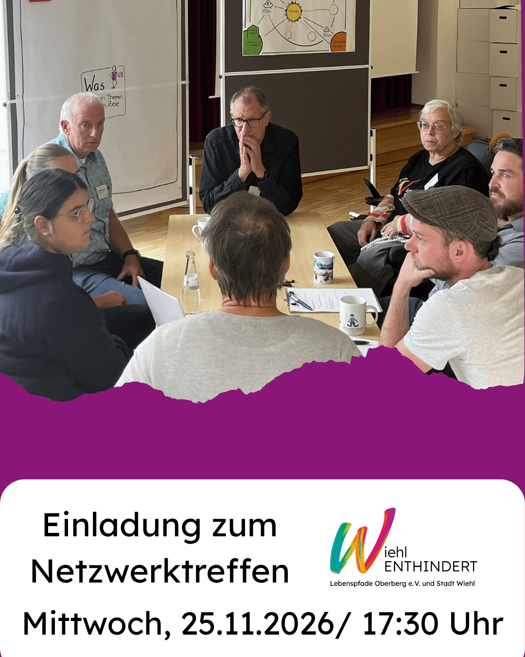 Eine Gruppe von Menschen, die bei einer Besprechung um einen Tisch sitzt, mit einem Text, der sie zu einer Networking-Veranstaltung am Mittwoch, dem 25. November 2026, um 17:30 Uhr einlädt.